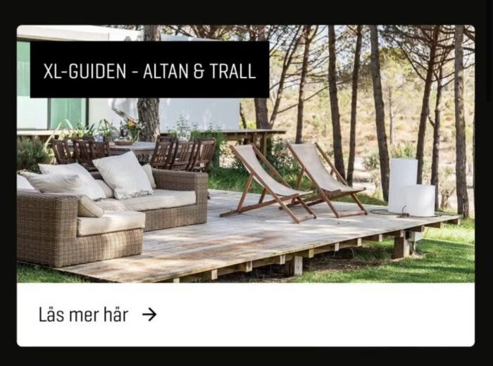 Trädäck vid hus med stolar och soffa, ingen täcksida, omgiven av träd. Rektangulärt däck, upphöjt från marken, del av utomhusmiljö från XL-bygg annons.