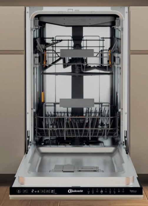 Öppen Bauknecht integrerad diskmaskin med synliga korgar och kontrollpanel i köksmiljö.