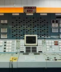 Kontrollrumspanel med datorskärm och knappar i Barsebäcks kärnkraftverk under uppbyggnad.