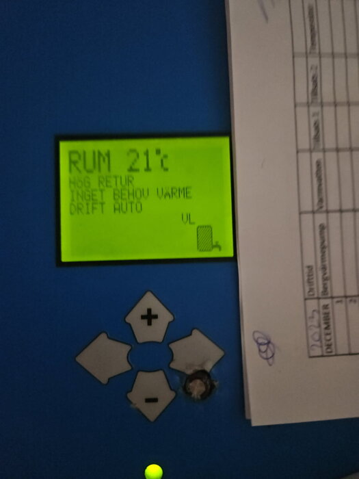 Display på en Thermia värmepump visar "Hög retur", "Inget behov värme", "Drift auto", "Rum 21°C". Kontrollknappar syns under displayen.