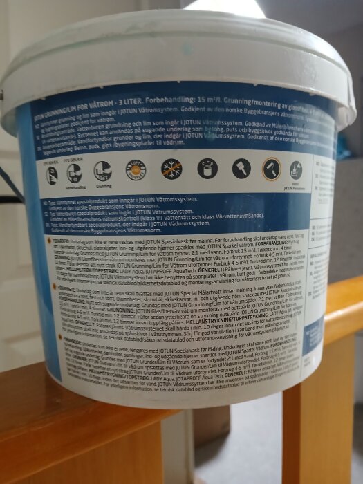 Hink med Jotun våtrumslim och grunning för våtrum; etiketten beskriver instruktioner och användningsområden.