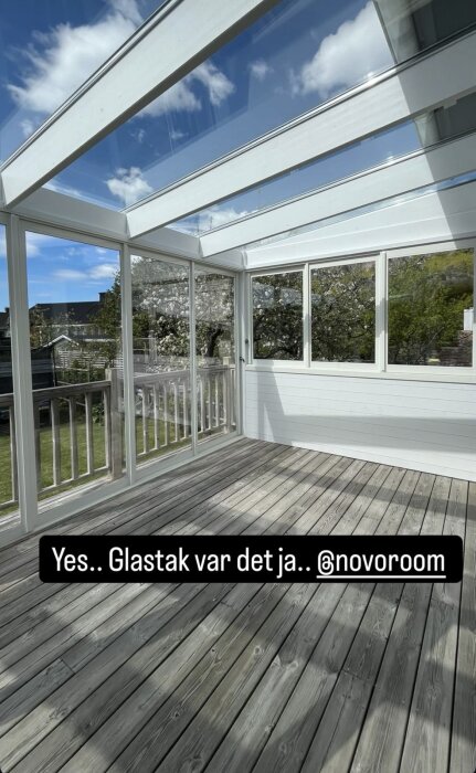 Inglasat uterum med glastak, halvvägg och altangolv, takstolar synliga.