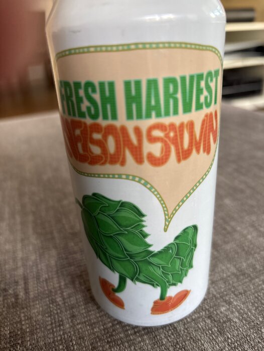 En ölburk med etiketten "Fresh Harvest Nelson Sauvin" samt illustration av humlekottar med ben.