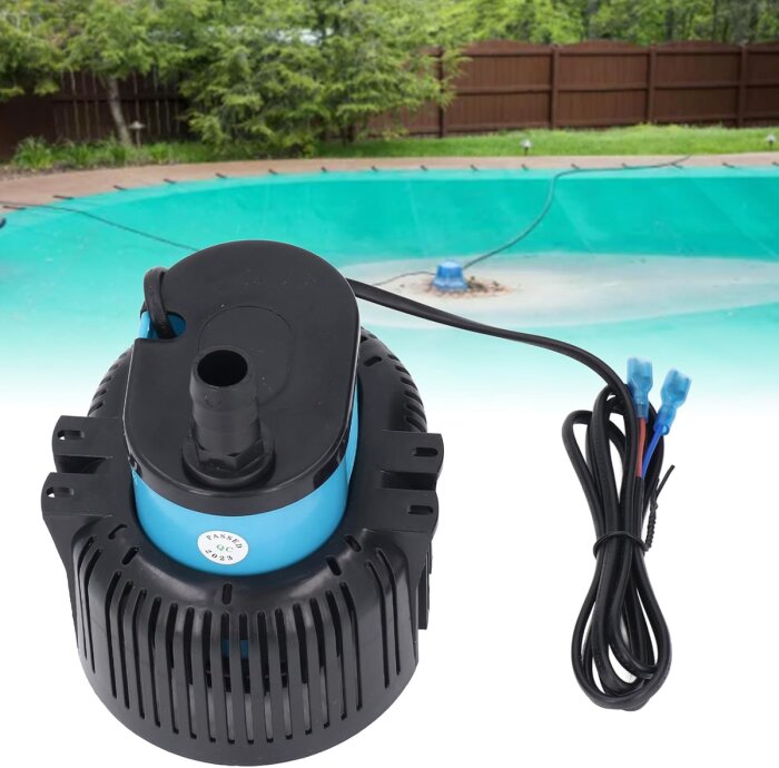 Pump vid pool för att avlägsna regnvatten som samlats på poolskyddet, med grön trädgård och trästaket i bakgrunden.