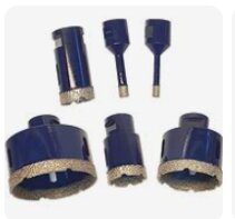 Blå diamantborr med olika storlekar, lämpliga för att borra i granitkeramik, fem olika huvuden synliga mot vit bakgrund.