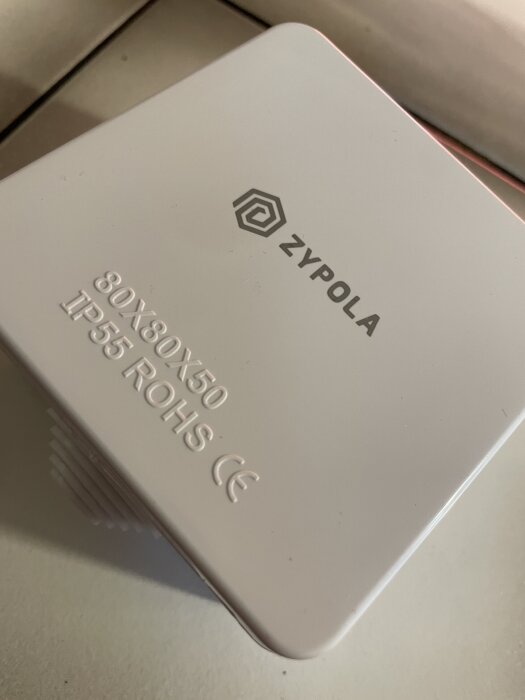 Zypola-anslutningsbox med mått 80x80x50, IP55 klassning och ROHS certifiering graverat på ytan.