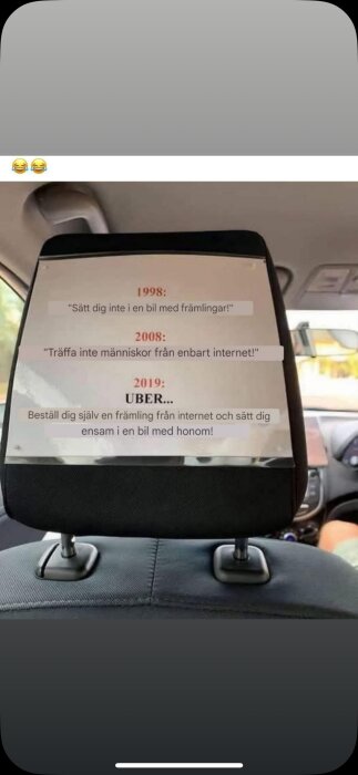 Text på en bils ryggstöd visar förändrade synsätt kring främlingar och internet: 1998 och 2008 varnar, medan 2019 normaliserar Uber-användning.