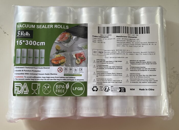 Förpackning med fem vakuumförseglingsrullar, 15x300 cm, märkt BPA-fri och tillverkad i Kina, avbildad med grön etikett och informationstext.