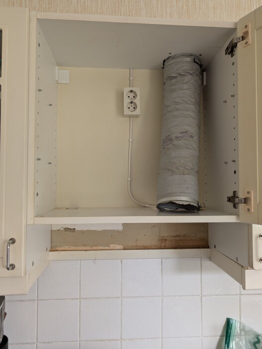 Ventilationsrör i köksskåp med eluttag på väggen, frågeställning om eventuell asbest i röret.