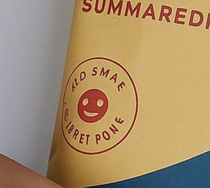 Banderoll i gult och blått med text och smiley-logotyp.