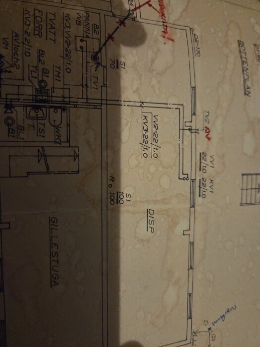 Ritning över bottenvåning med rördragningar och rum märkt "GILLESTUGA". Fläckar och skuggor syns på papperet.