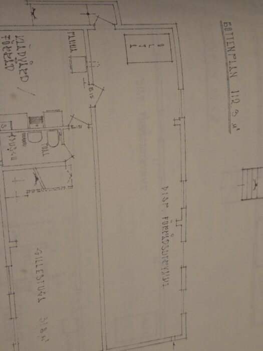 Planlösning av ett bottenplan med rum som "Gillesstuga" och "Förrådsvind," olika väggar och mått markerade.