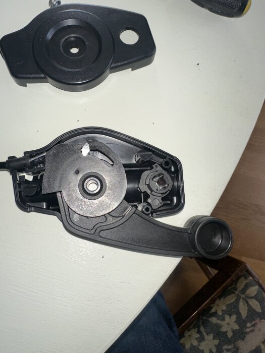 Delar av gräsklipparmekanism från Klippo Excellent SH med nyinstallerade fjädrar, fotad på ett bord.