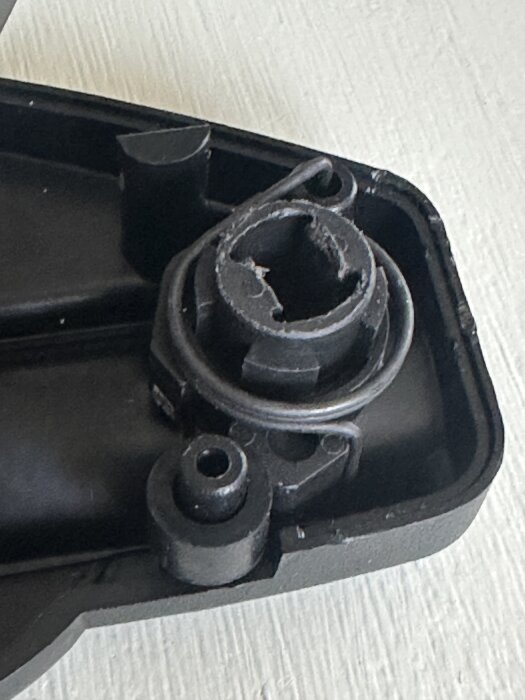 Fjädermontering för Klippo Excellent SH, detaljer av hur fjädrarna är placerade i plastkåpan.