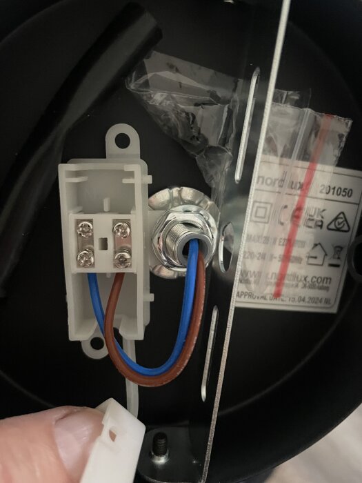Elkabelkoppling med brun och blå tråd i en anslutningsdosa för installation av taklampa.