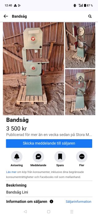 Gammaldags bandsåg placerad på lastpall i träslöjdsverkstad med trägolv och träväggar i bakgrunden.