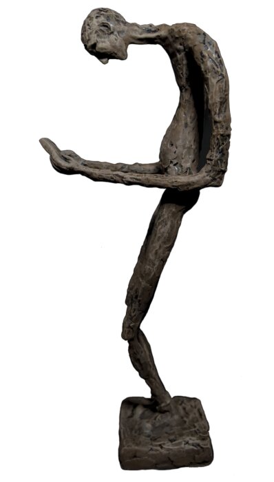 Skulptur av en långsmal figur i böjd pose, sträcker ut armarna framåt, står på en rektangulär bas, tillverkad i ett mörkt material.
