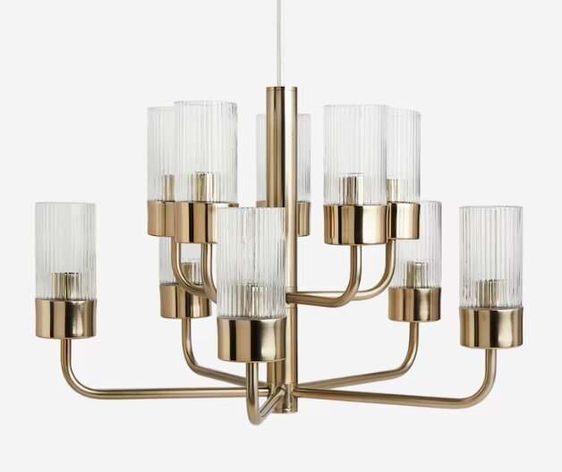 Tioarmad taklampa i mässinglook med moderna design, räfflade klarglas-lampskärmar och E14-socklar. Två nivåer i utförandet.