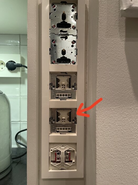 Rader med fyra infällda strömbrytare från ELKO, varav den tredje uppifrån saknar framstycke.