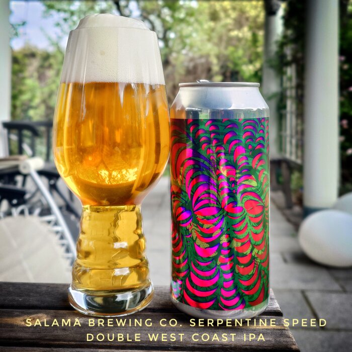 Ett glas öl och en färgglad burk med texten "Salama Brewing Co. Serpentine Speed Double West Coast IPA" på en veranda.