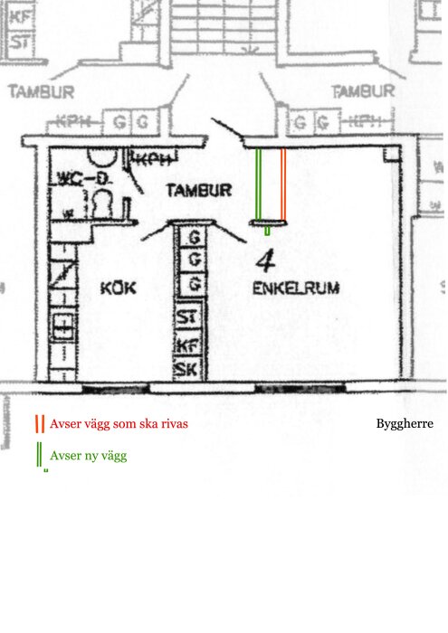 Planritning av enkelrum. Markerad röd vägg ska rivas, grön vägg är ny och gränsar till skjutdörrar med sovalkov bakom.