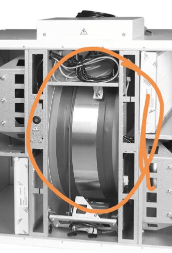 Interiören av en ventilationsenhet med en markerad cylinderformad del, elledningar och strukturelement.