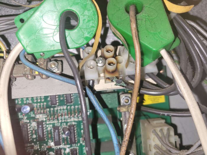 Elektrisk anslutning med brända kablar och brunnen isolering, potentiellt fel i elpanelen.