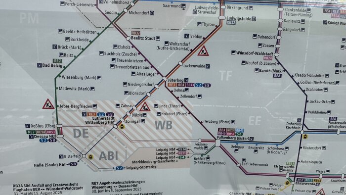 Karta över tågtrafik i östra Tyskland, visar linjer och stationer som Lutherstadt Wittenberg. Märken och information om avstängningar syns.