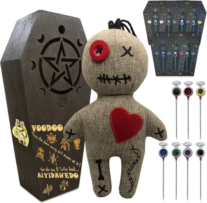 Voodoo-docka med rött hjärta, nålar och låda dekorerad med pentagram och texter.