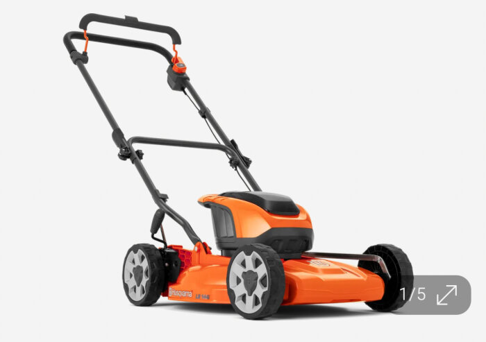 Orange Husqvarna LB144i gräsklippare med batteri och stora svarta hjul, sedd från sidan på vit bakgrund.