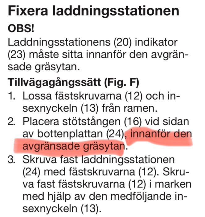 Instruktioner för att fixa en laddningsstation, med fokus på att placera den inom en avgränsad gräsyta. Steg och varningar listas.