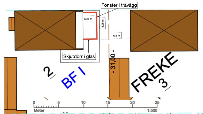 Ritning med planerad inglasad altan, skjutdörr i glas markerad. Avstånd till granne angivet. Fasader i tegel och trä visas.