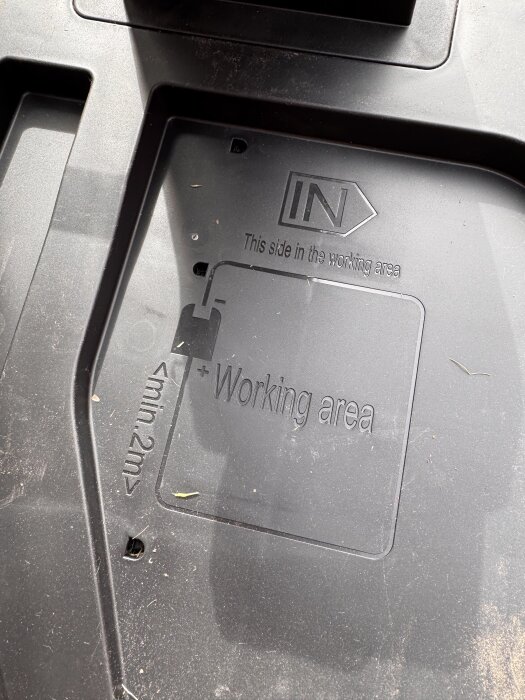 Insida av en arbetsyta med texten 'This side in the working area' och minsta avstånd för installation.