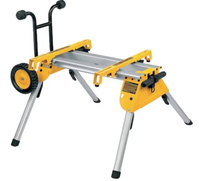 Mobil sågbock med hjul och hopfällbara ben, gul och svart design, lämplig för Dewalt sågar.