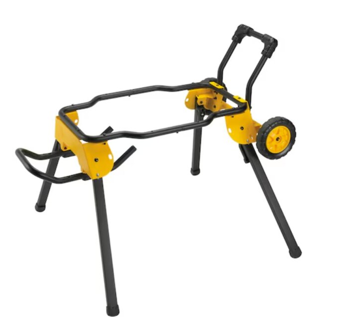 Transportabelt, gult och svart sågstativ med hjul och justerbara ben, potentiellt Dewalt modell DE7400-XJ för bordsågar.