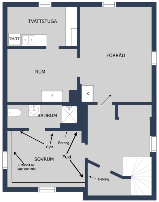Ritning av en källare med rum utsatta som tvättstuga, förvaringsrum, badrum och sovrum; fuktfläckar markerade i sovrummet.