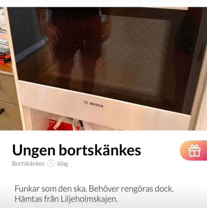 Inbyggd Bosch-ugn som skänks bort, bildtext med info om rengöringsbehov och upphämtning vid Liljeholmskajen.