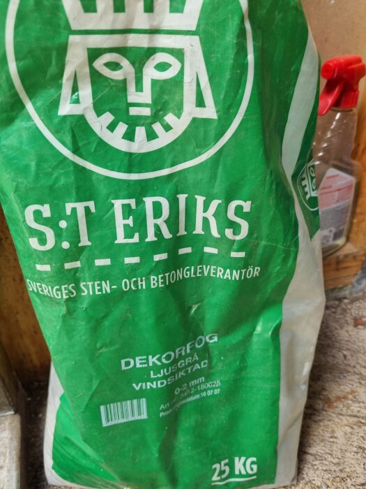 Säcken med dekorfog från S:T Eriks används för att fylla hål mellan stenarna på en uppfart.