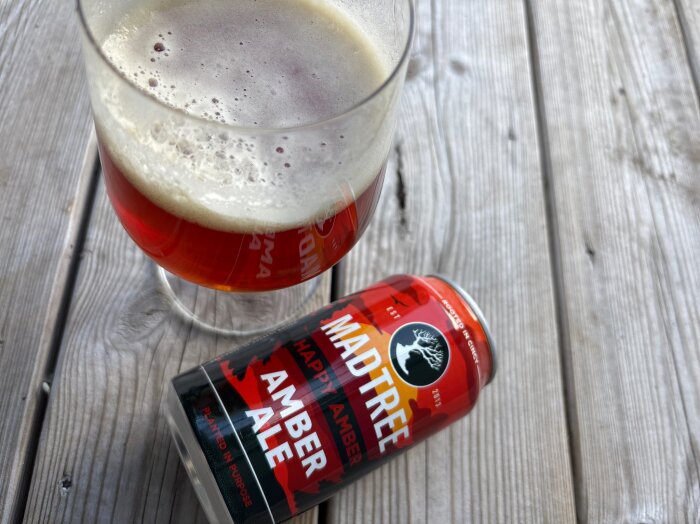 Madtree Amber Ale i glas och burk på träbord.