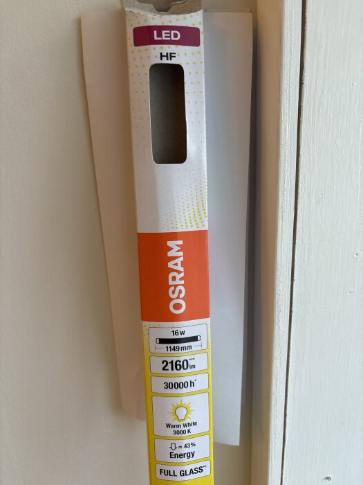 Förpackning av ett Osram LED-lysrör, 16W, 1149mm, 2160 lm, varmvit 3000K, 30000 timmars livslängd, full glas, energisparande.