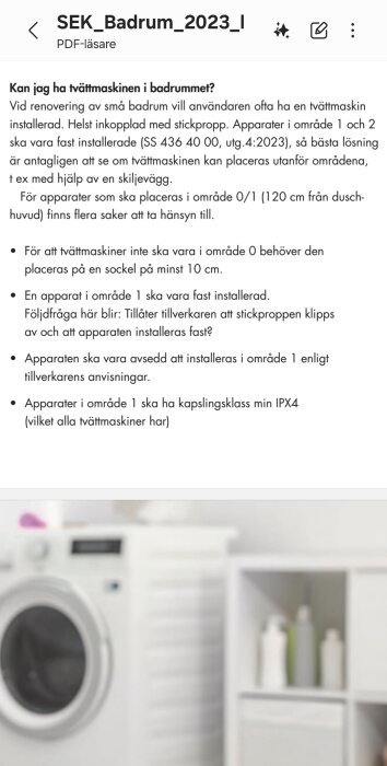 En vit tvättmaskin i ett badrum, placerad på ett stativ, bredvid en hylla med flaskor och handdukar.