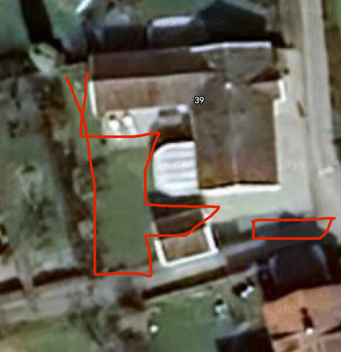 Satellitbild av en gräsmatta på cirka 150 kvm markerad med röda linjer runt en byggnad.