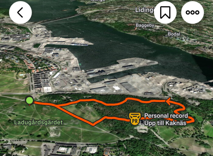 Satellitbild över Ladugårdsgärdet med en markerad löprunda, en personlig rekordplats och markerad väg genom området mot Kaknäs.