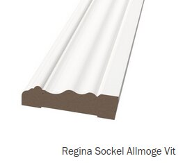 Vit Regina allmoge sockel med dekorativa detaljer och en rak undersida för tätslutning mot golv.