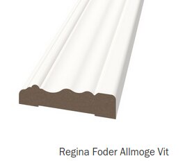 Vit Regina foderlist med rundad kant och dekorativ design, ofta använd för att dölja skarvar mellan vägg och dörrkarm.
