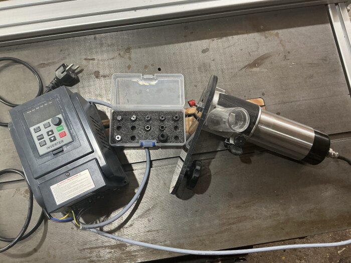 Frässpindel med monteringssula, VFD och ER11-hållare på arbetsbänk.