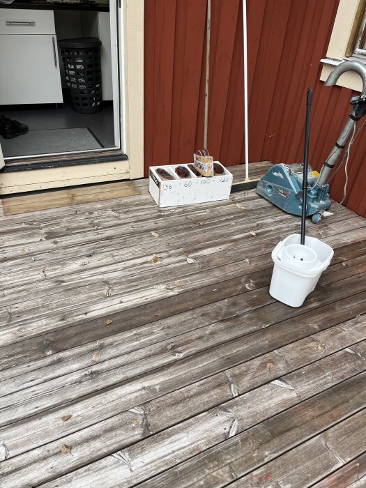 Före- och efterbild av en altan med träplankor, slipmaskin, hink och sandpapper bredvid ett rött trähus.