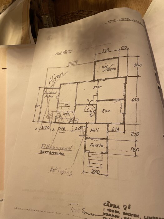 Gammal bygglovsritning från 1999 som visar ett uterum. Dokumentet är handskrivet med måttsatta rum och ändringar markerade.