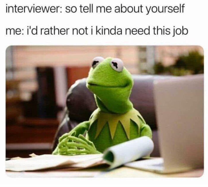 Grodan sitter vid ett skrivbord med text ovanpå som skämtar om att behöva svara på en fråga under en jobbintervju.