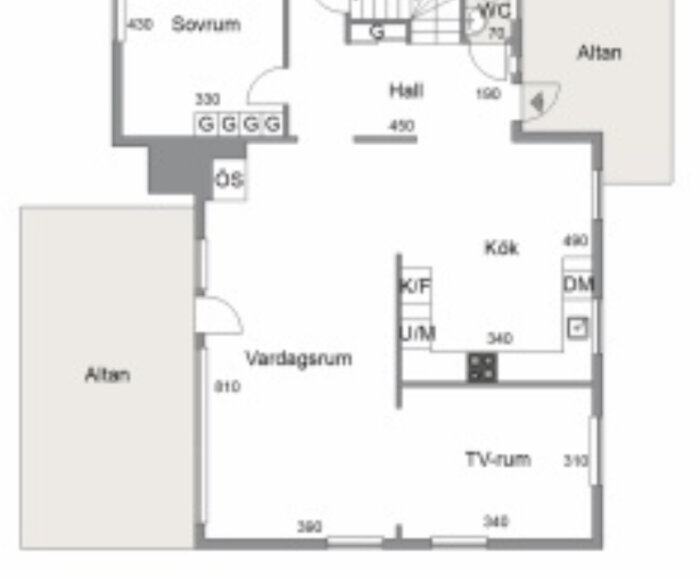 Planritning med sovrum, hall, vardagsrum, TV-rum, kök, WC och två altaner.